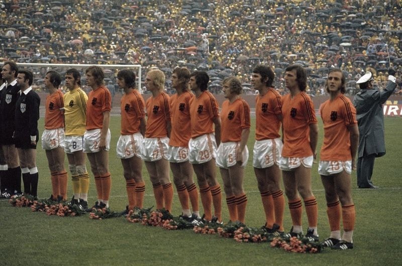 wereldkampioenschap_voetbal_1974_in_munchen_nederland_tegen_ddr_2-0_nederlands_elftal_tijdens_volkslied1.jpg